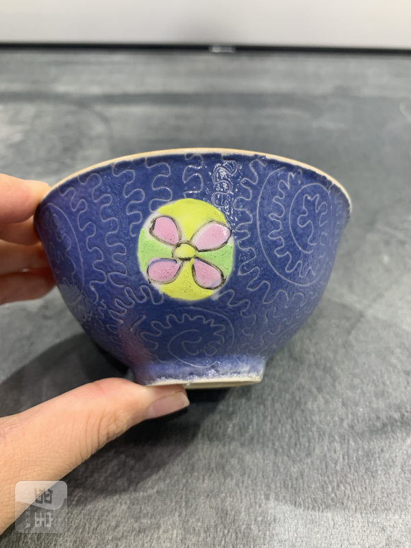 清乾隆蓝地轧道粉彩皮球花卉纹茶园 - 图2